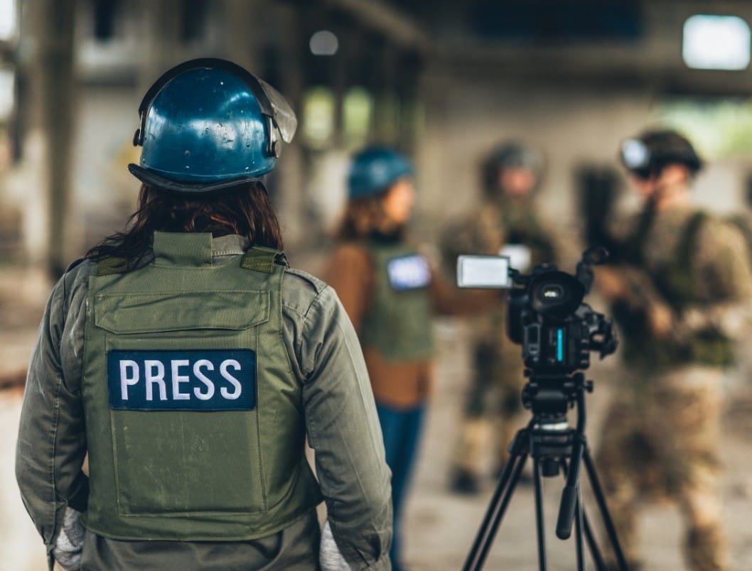 Mens bombene faller over Israel, er sensuren påfallende